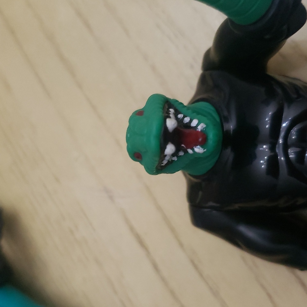 Green and Purple Action Figure with White Cape - Picture 4 of 4